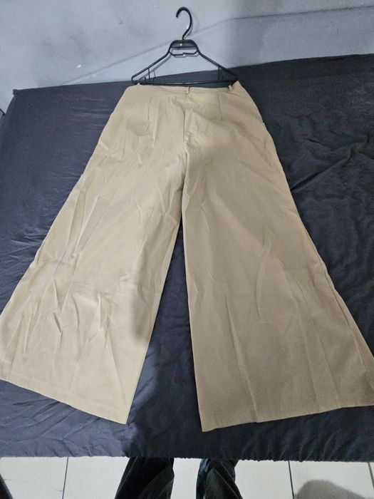Бежов панталон. Нов