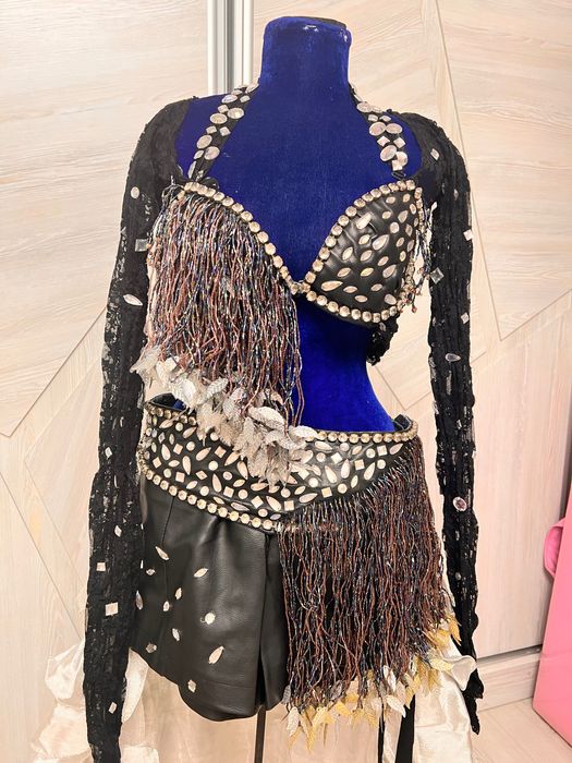 Продаются красивые арабские костюмы б/у. Фото больше в телеграмм.