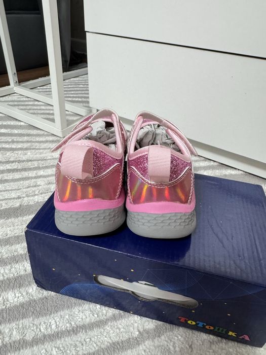 Продам туфли для девочки