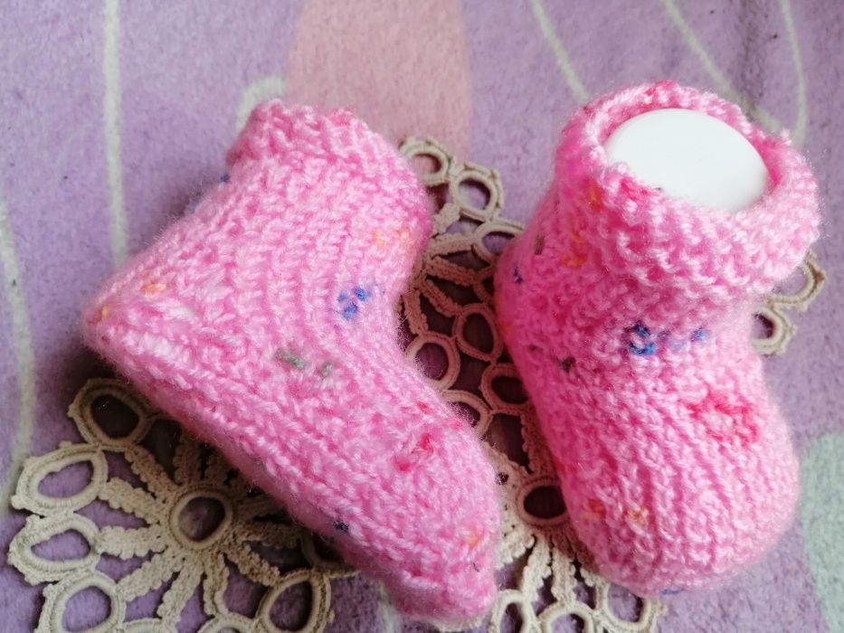 Бебешки безшевни чорапи ръчно плетени различни цветове