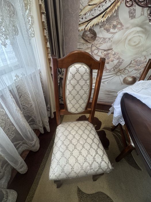 Стол и стулья для гостинной