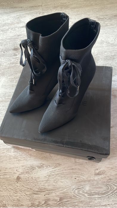 Кроссовки, ботфорты, босоножки, ботильион