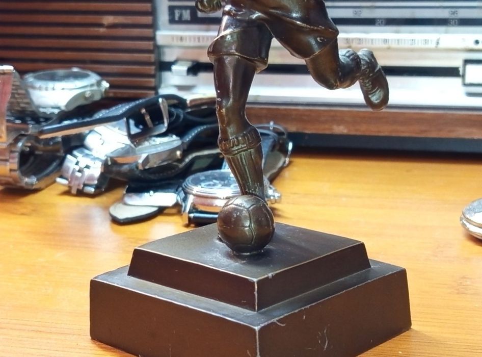 Statuie fotbalist veche din bronz masiv