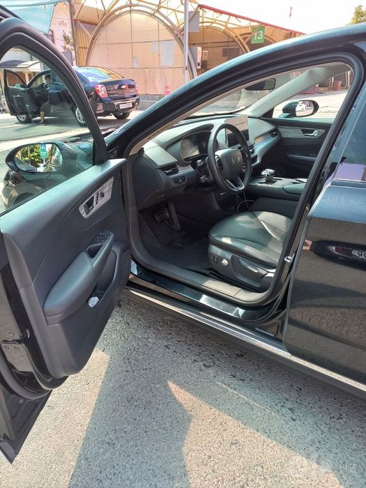 Hongqi eqm 5 sotiladi 500 taligi 2025