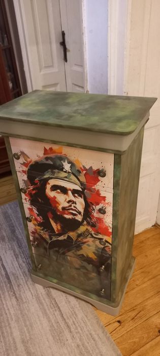 Висок шкаф Че Гевара