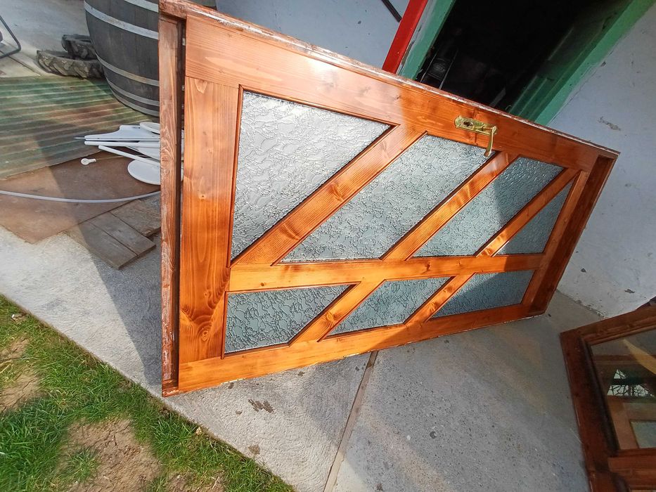 Vând ușă si 2 geamuri in stare buna