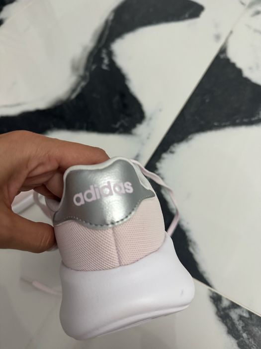 Adidasi adidas,0 purtari