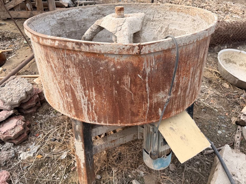 Бетономешалка и станок для кирпичей