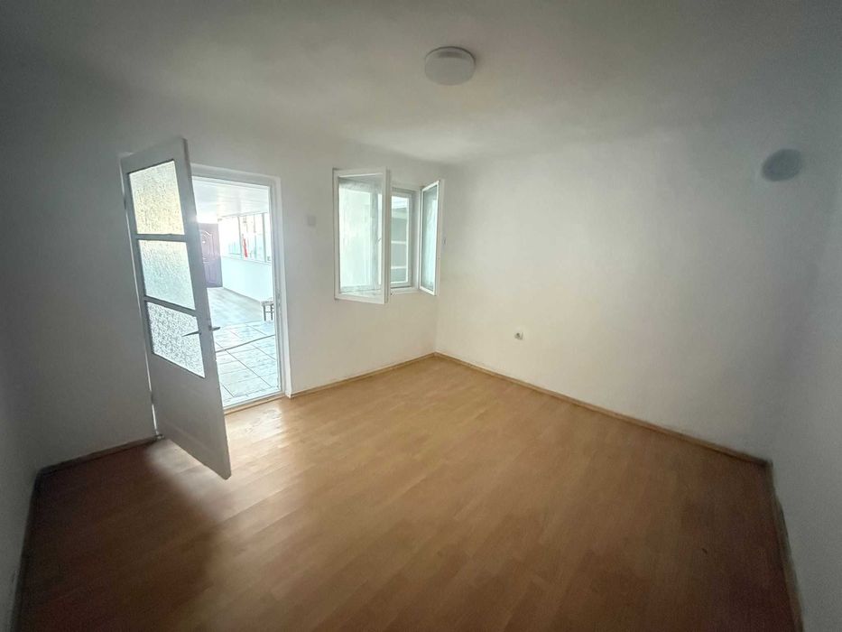 Casă individuală cu garaj și curte în Sector 5