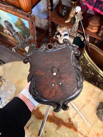 Panoplie cu tematică heraldică și militară.