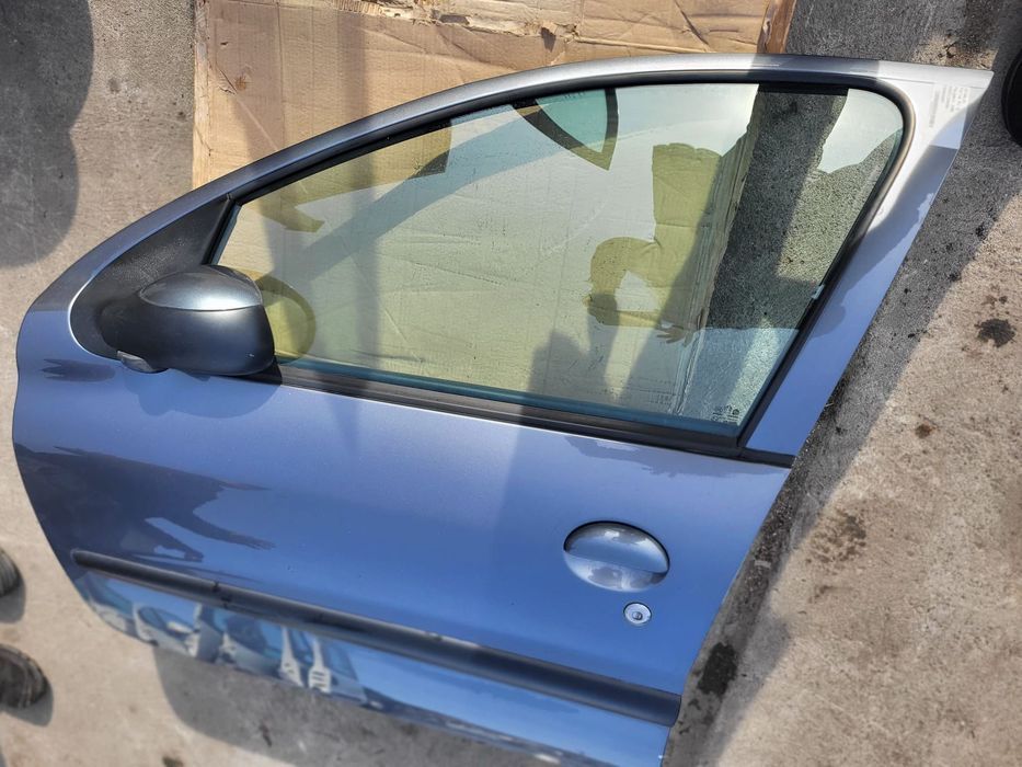 Vindem usa stanga fata Peugeot 206 Plus