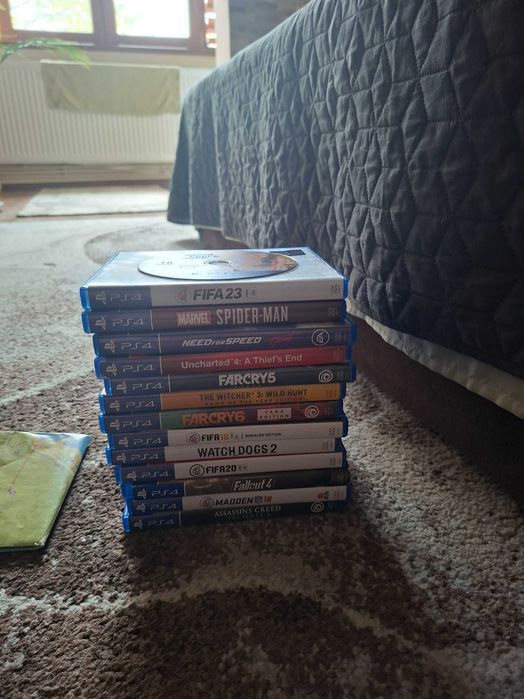 Consola playstation 4 slim de 1Tb cu 14 jocuri pe cd si doua manete