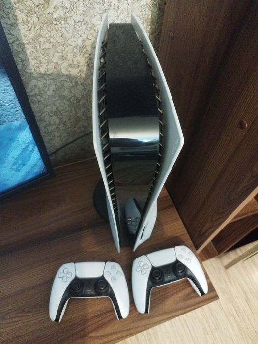 Продам PS5 с коллекцией игр