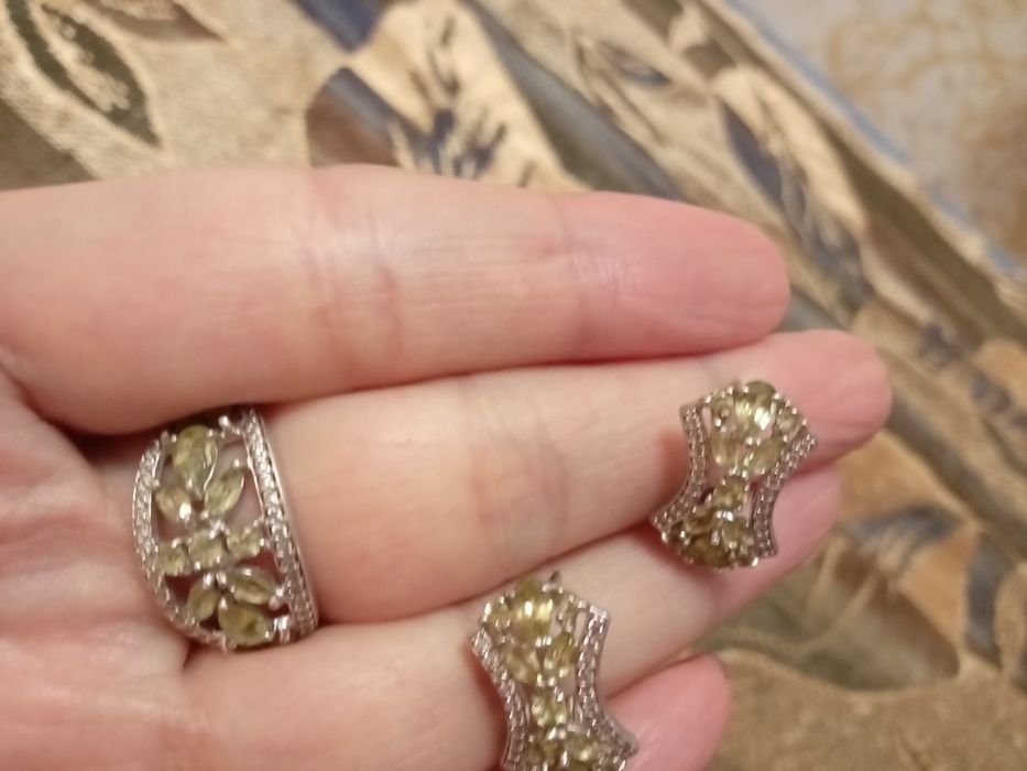 Гарнитур с хризолитом из серебра