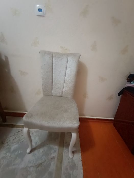 Продаю б/у стол и стулья