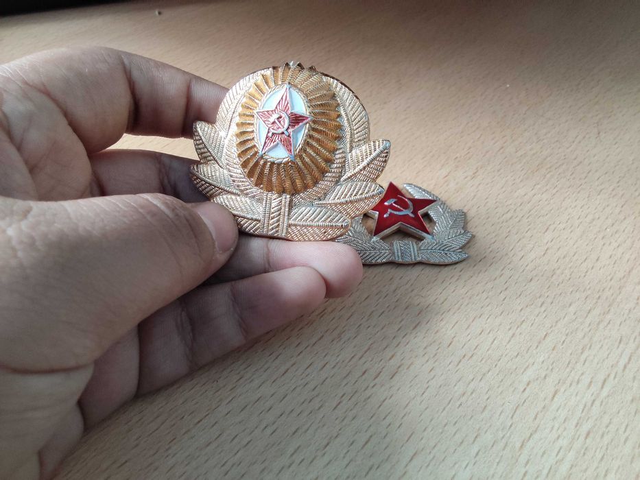 2 кокарды 1 с горячей эмалью обе из алюминия.