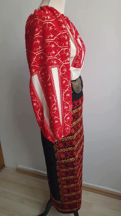Costum popular (ie/camasa cu poala, catrinte, sorturi, fote, oprege)