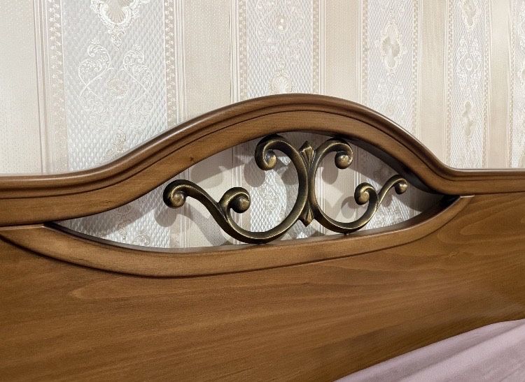 Спална масив /орех/  с размери на матрака 2.0на 1.6м