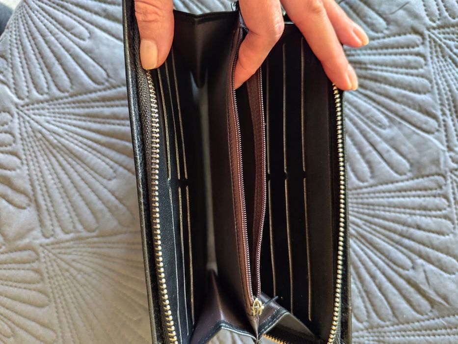 Голямо черно портмоне