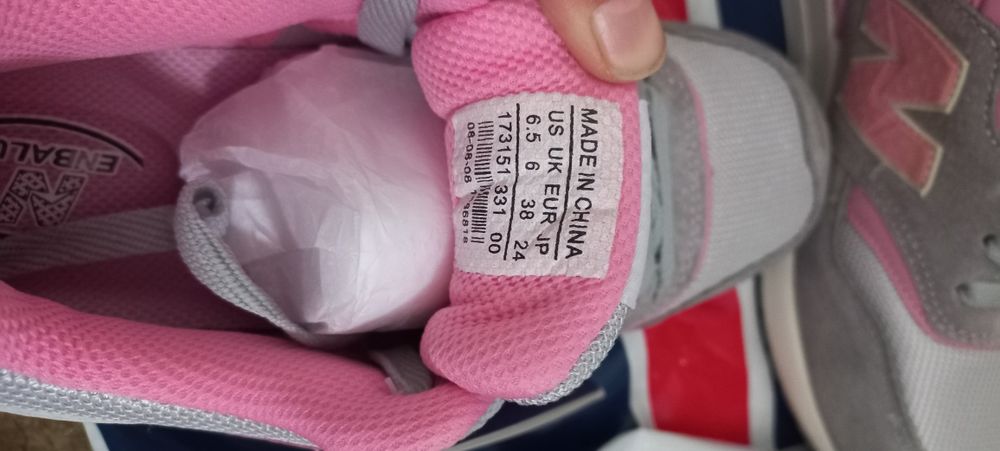 Продам кроссовки новые