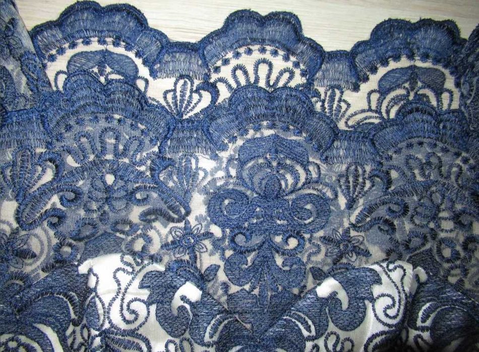 Елегантна официална рокля с бродирана дантела