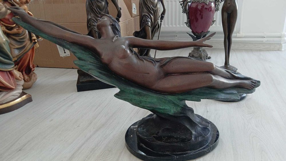 Statueta artistica feminina