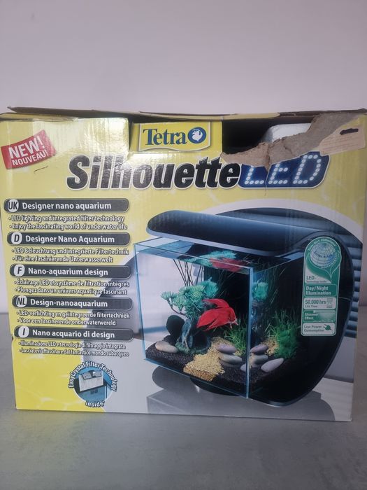 Продавам аквариум 12л със храна и препарати за вода