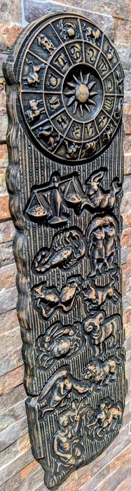 Obiect de colecție. Lemn masiv sculptat in Relief Zodiacul  20cm latime x68cm inaltime x3cm grosime. Se vinde!