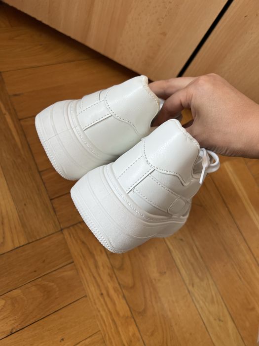 Кроссовки белые новые