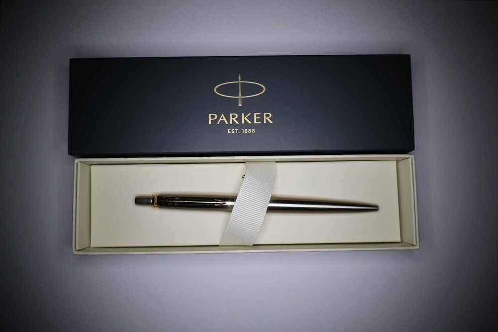 Химикалка с кутия Parker Jotter Stainless Steel - Сребриста със златисти елементи