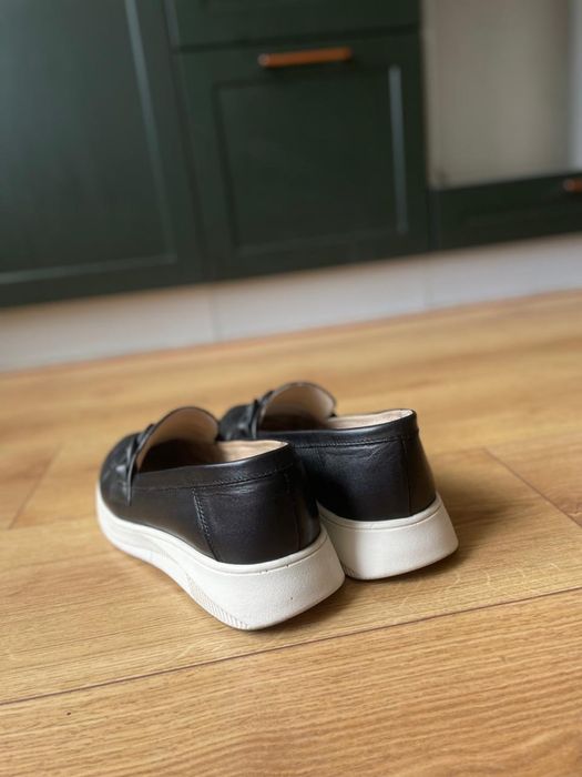 Лоферы и туфли белая подошва