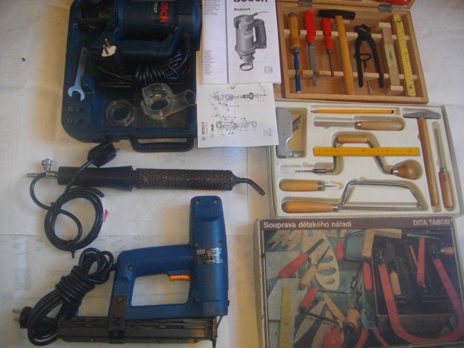 Нов к-т ръчни инструменти Ел. Такер AEG Фреза BOSCH Лепачка Пластмаса