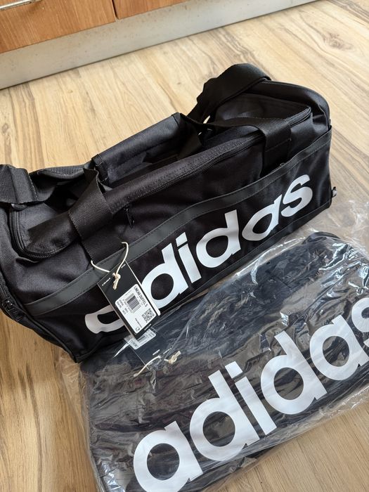 Чисто нов малък оригинален Сак Adidas Essentials Linear Duffel S !