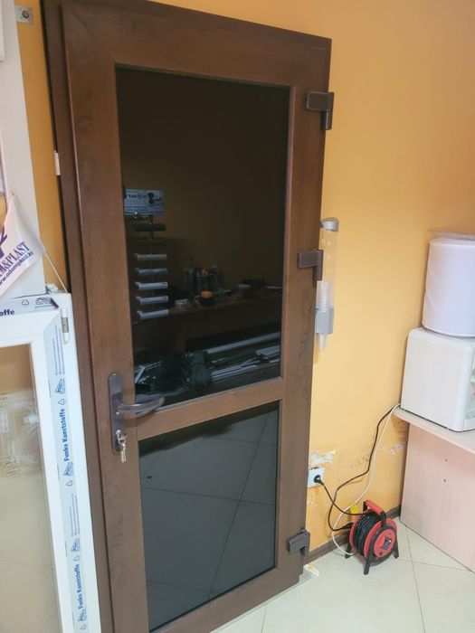 Пластиковые двери