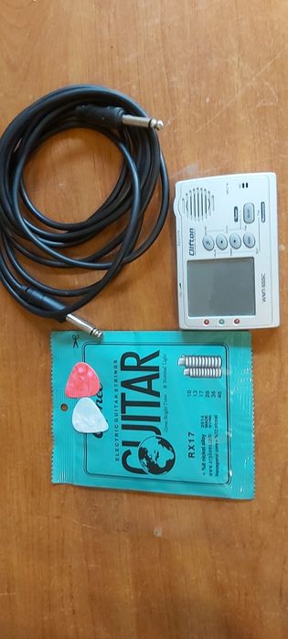 Vând chitara electrica nouă  C. Giant și amplificator