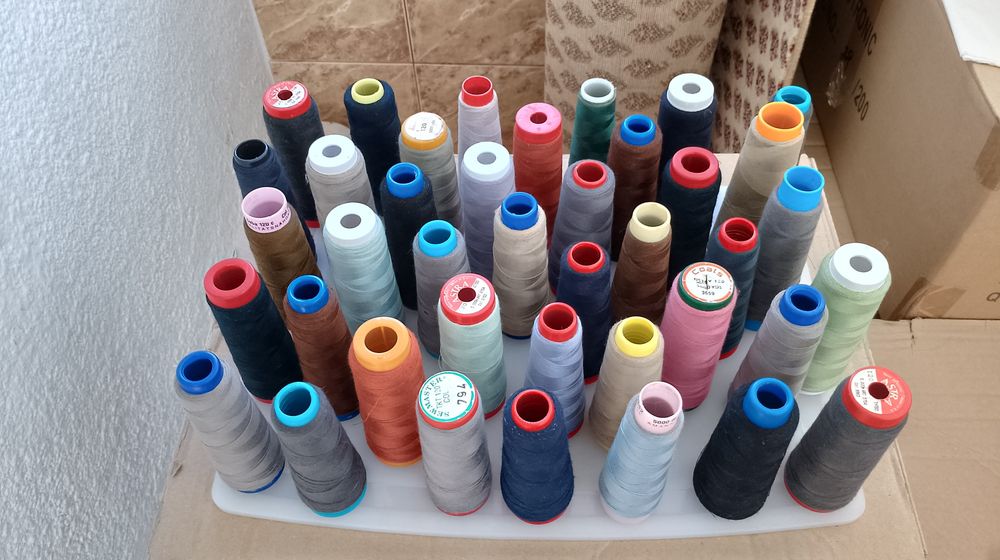 Lot 40 conuri ață de cusut industriala diverse culori