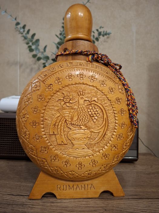 Plosca veche din lemn, cu sticla in interior. Stare excelentă