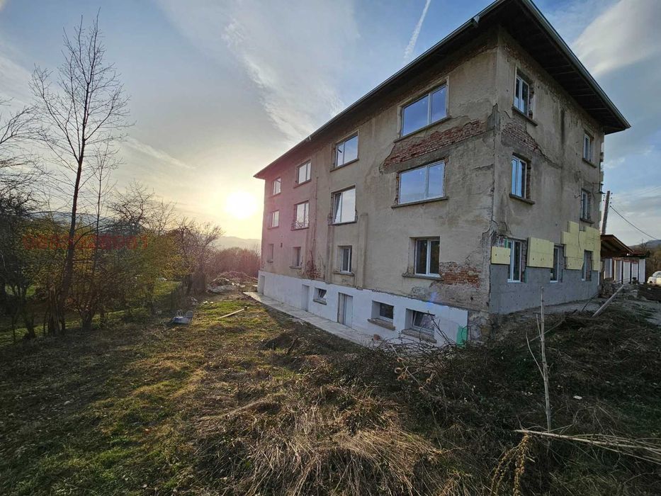 Къща в гр. Априлци, кв. Острец, РЗП 633 кв.м.