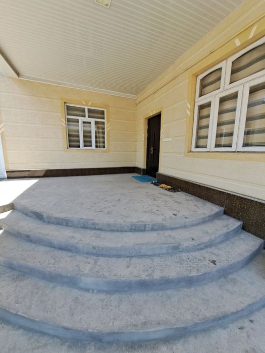 Uchastka sotiladi judayam qulay , 12 sotix 6 xona 2 ta xojatxona qulay