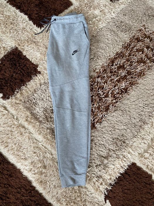 Vând pantaloni nike tech fleece