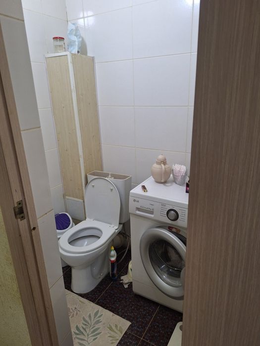 Продается двух конмнатная кв срочно .
