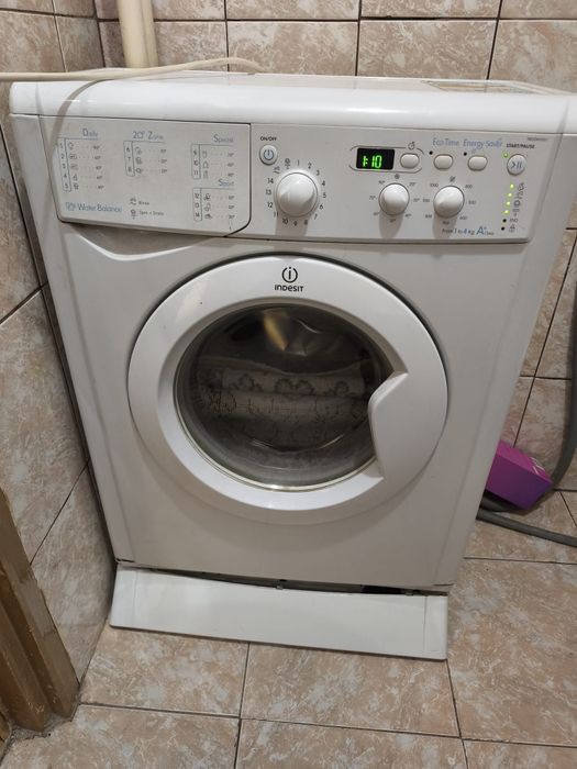 Mașina de spălat rufe Indesit