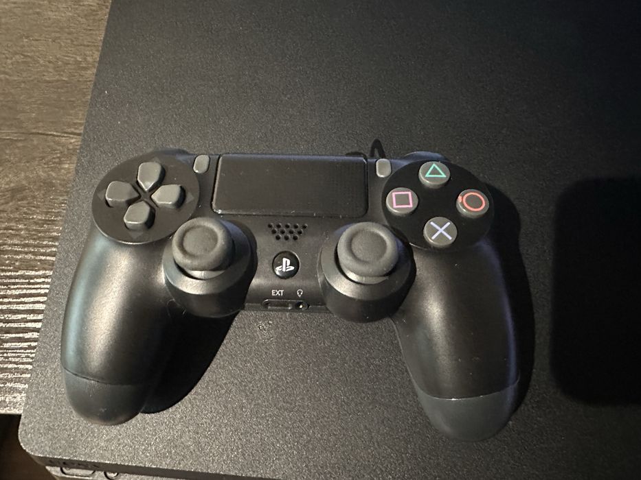Продавам PlayStation 4 Slim 500GB