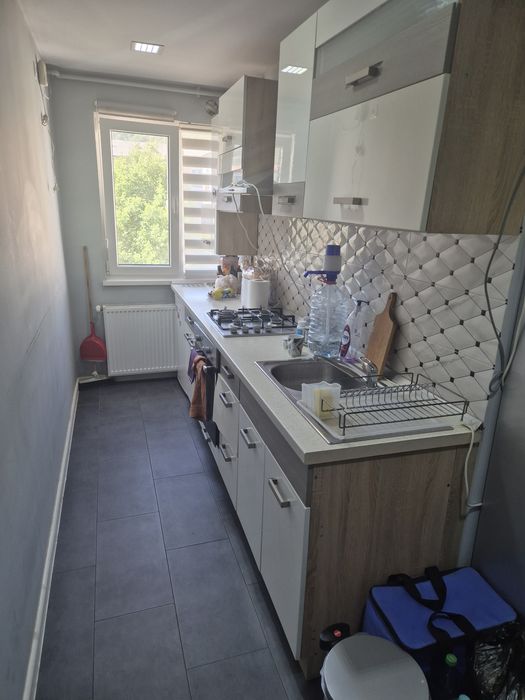 Vand apartament  et 3,zona independentei,scara luminata si curata