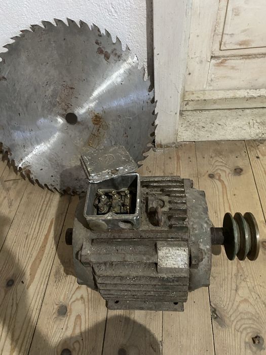 Circular cu banc metalic