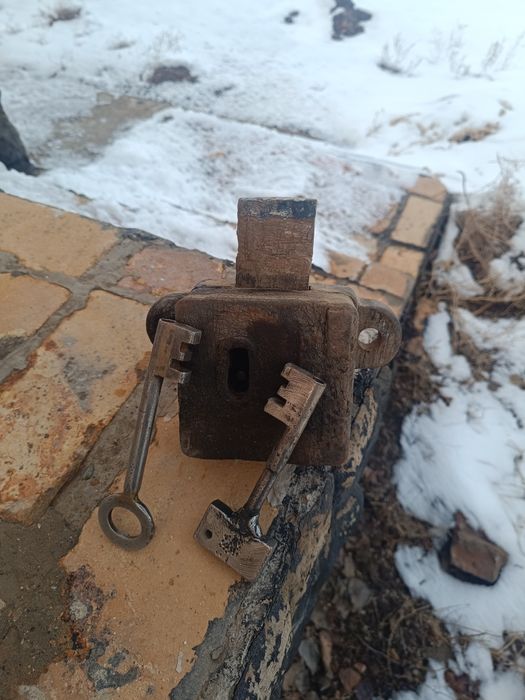 Темір есікке құлып