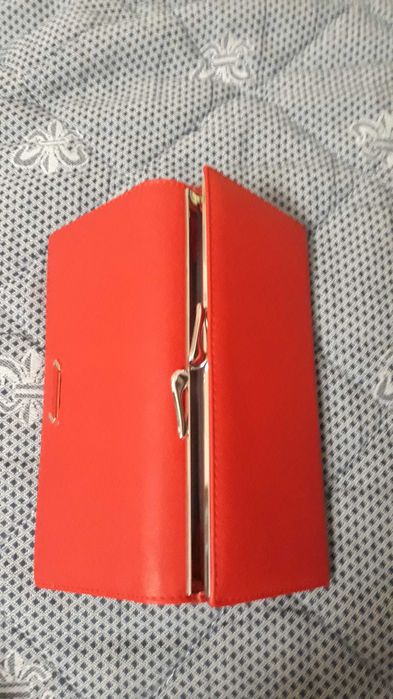 Дамски портфейл в червен цвят.