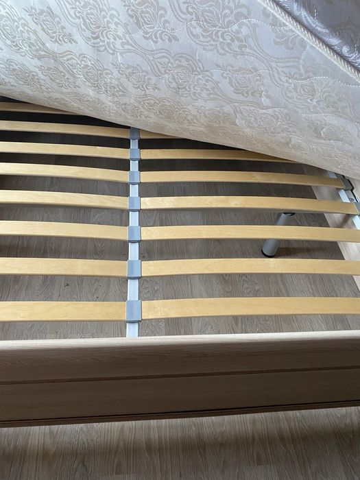 Кровать с матрасом