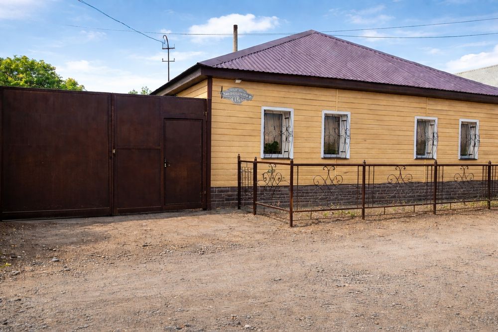 4 комнатный дом с мебелью имеется  водопровод ,гараж,теплица, канализ.