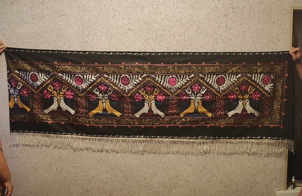 Сўзана 1970 йилларда қўл мехнати билан яратилган. Жуда яхши сақланган.